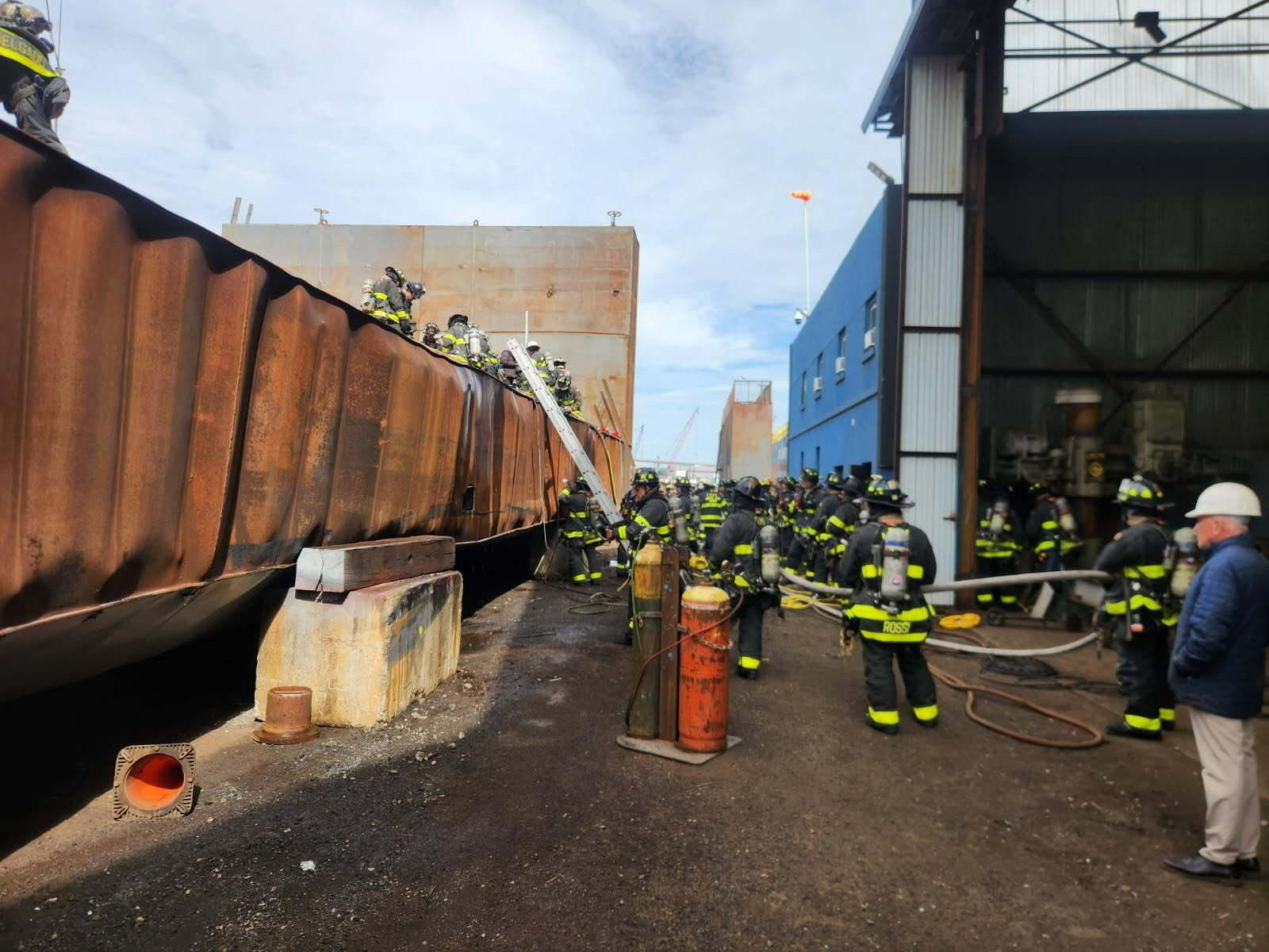 Los bomberos de Nueva York durante el incendio en el astillero de Staten Island, Nueva York.