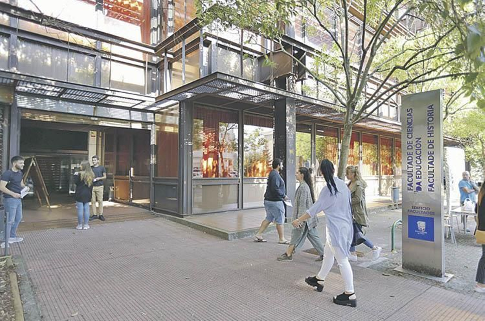 Estudiantes en la entrada de la facultad de Historia del Campus de Ourense.