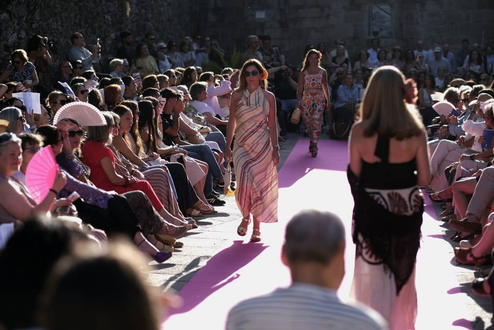 Desfile de moda del comercio de Pontevedra en la Praza da Pedreira.