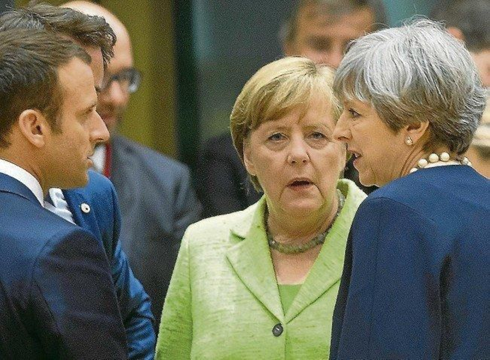 Macron, con la canciller Merkel y Theresa May, en una cumbre europea.