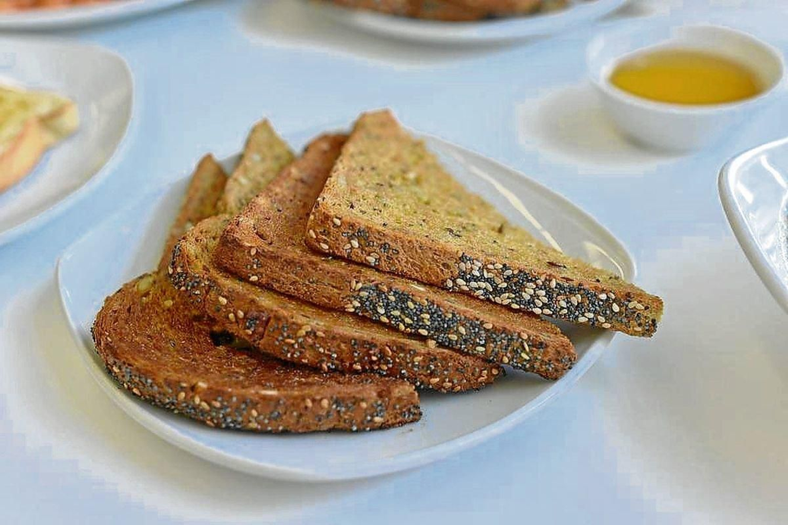 Sustituir el pan tradicional por pan tostado mejora la deglución.