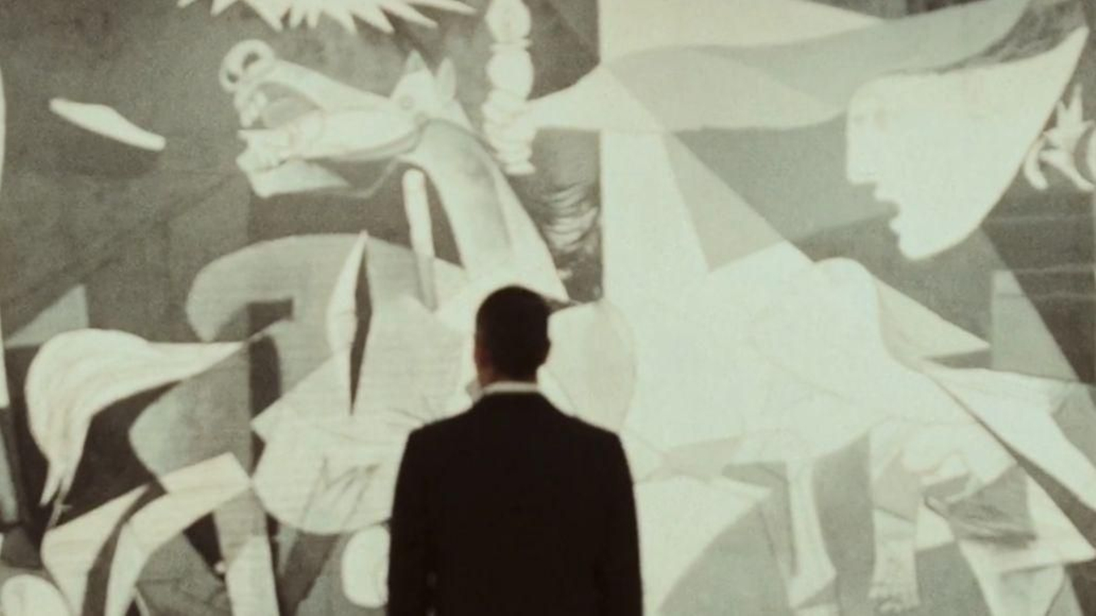 El presidente del Gobierno, Pedro Sánchez, frente al Guernica de Pablo Picasso.