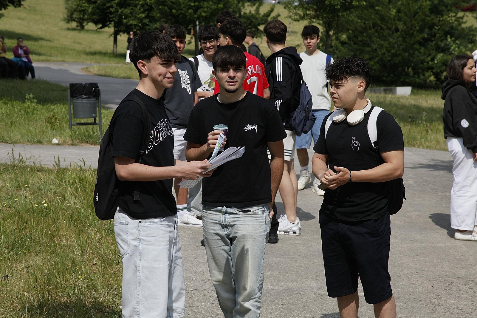 Jóvenes en el Campus de Ourense durante las pruebas de la PAU.