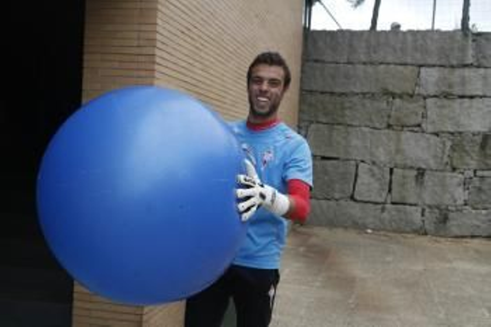 El portero Sergio Álvarez bromea al término del entrenamiento de ayer en A Madroa.