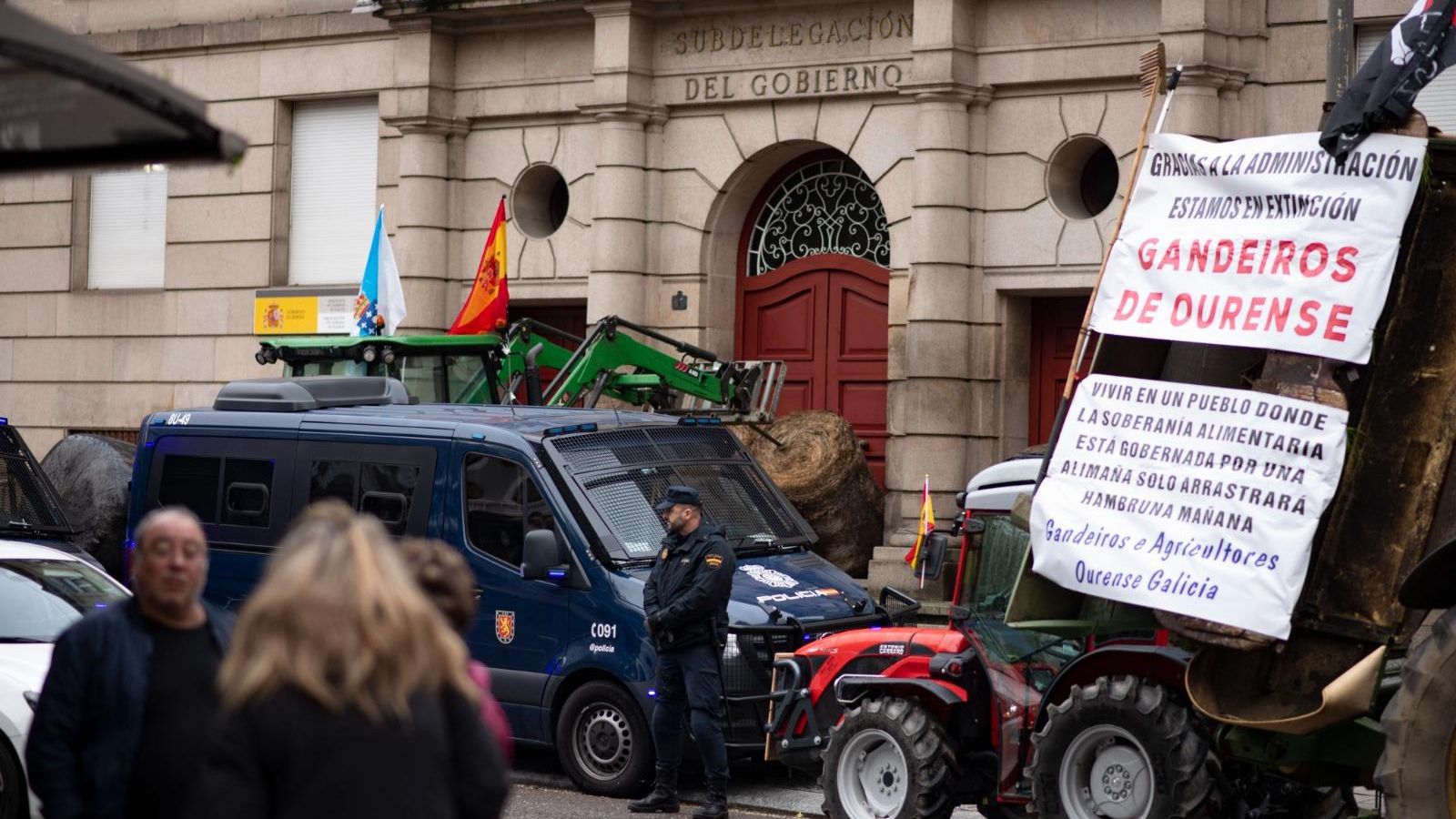 Hasta seis furgones de la Policía Nacional vigilaron los accesos a la Subdelegación del Gobierno para que la tensión no fuera a más.