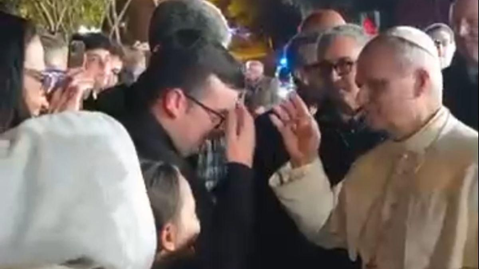 Francisco Blanco Álvarez recibiendo la bendición de León XIV