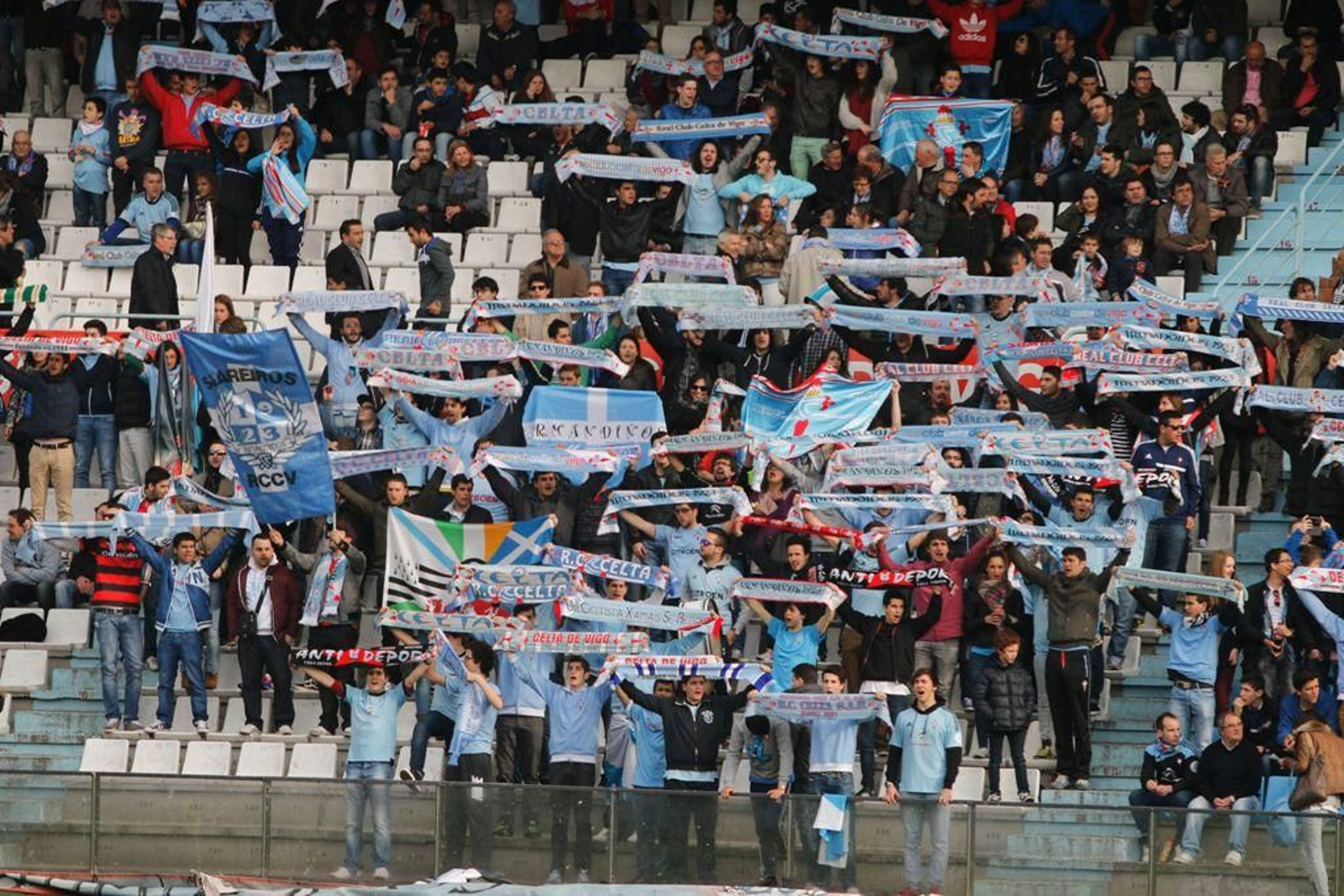 El seguimiento del Celta va mucho más allá de las gradas del estadio de Balaídos en cada partido en casa. // JV Landín