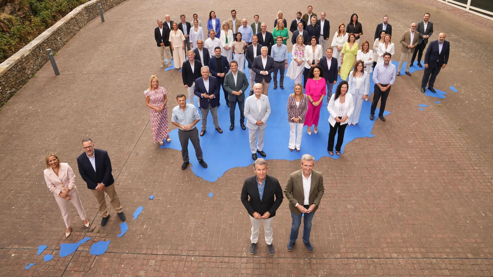 Foto de familia de Alberto Núñez Feijóo junto a los 50 candidatos del Partido Popular a las alcaldías de las capitales de provincia, presentados este sábado en un acto celebrado en la Cidade da Cultura de Santiago de Compostela de cara a las elecciones municipales de 2027.