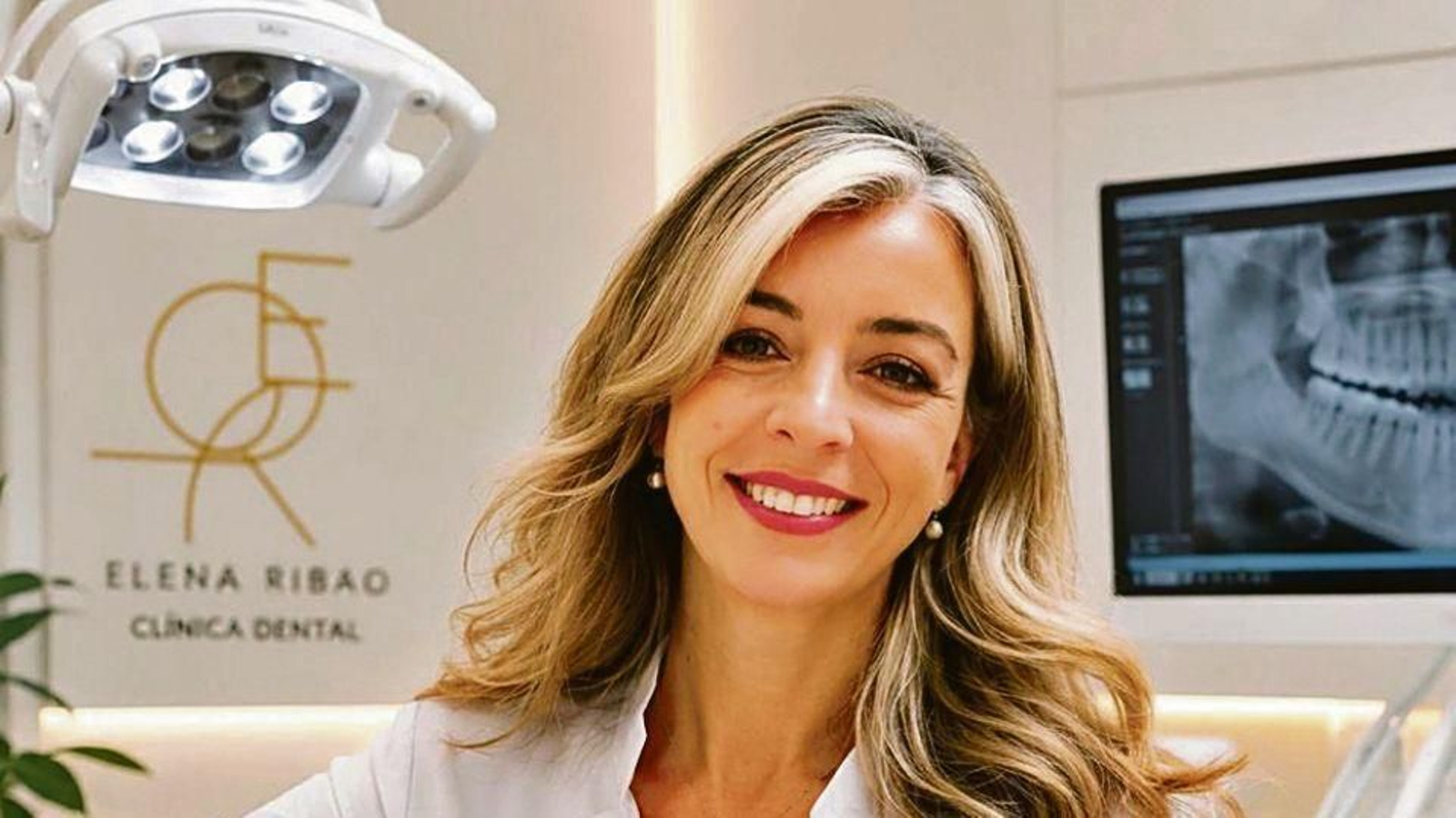 La doctora Elena Ribao, en las instalaciones de su clínica dental en Ourense (Rúa Valle Inclán 11).