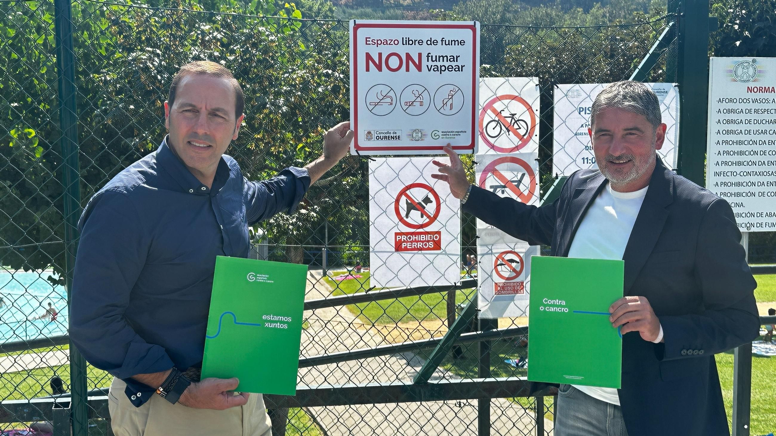 La zona de las piscinas municipales de Oira ya luce la señalización que identifica el recinto como un nuevo espacio sin humo.