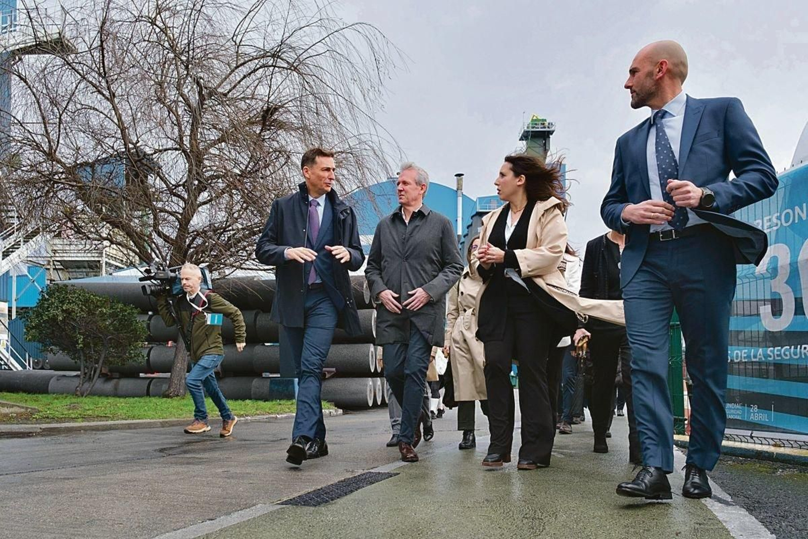 Alfonso Rueda, ayer durante su visita a la planta piloto de grafito de Resonac en A Coruña.