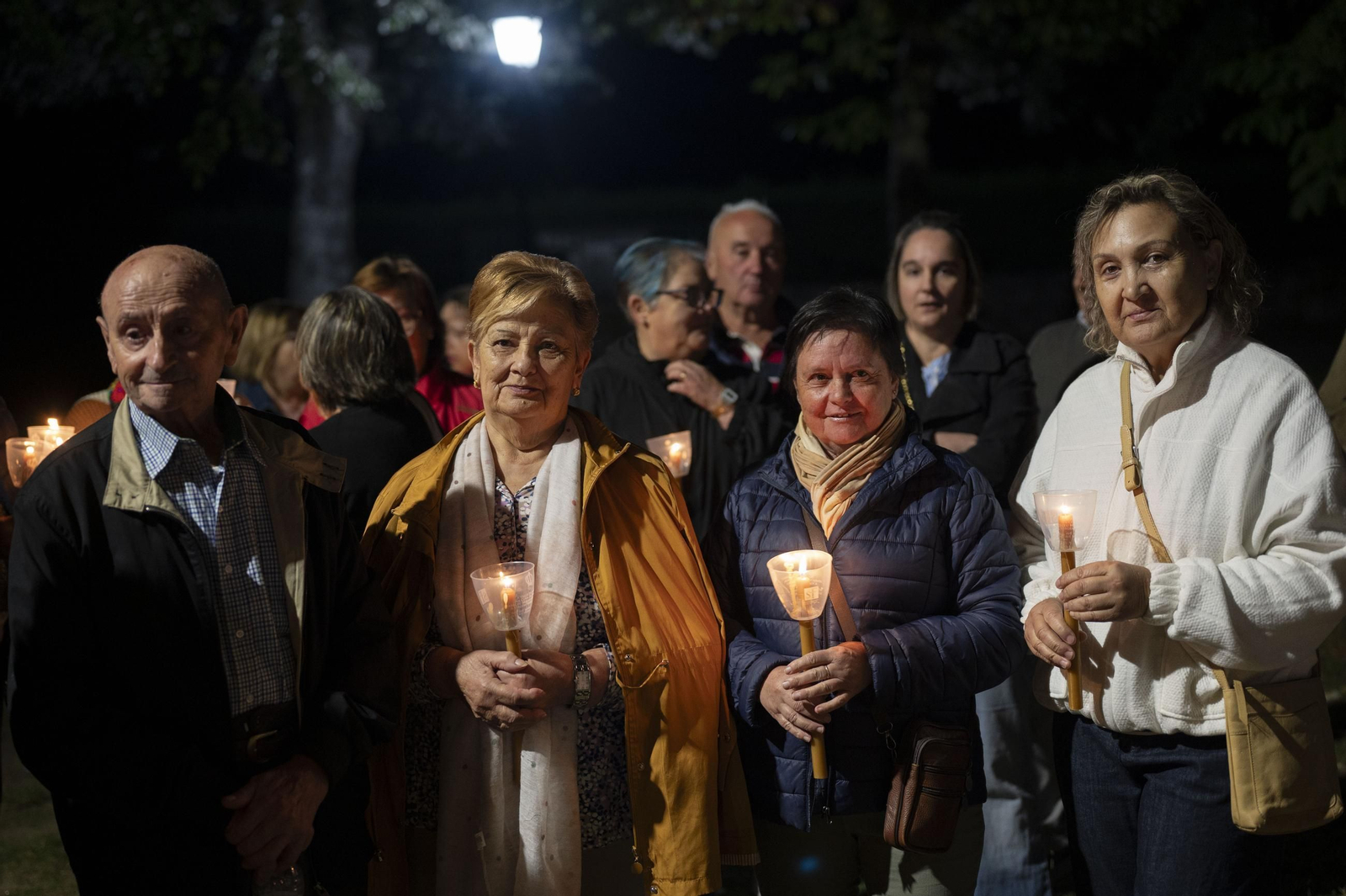 Un momento de la procesión nocturna en honor a la Virgen de la Saleta a su paso por San Cristovo de Cea