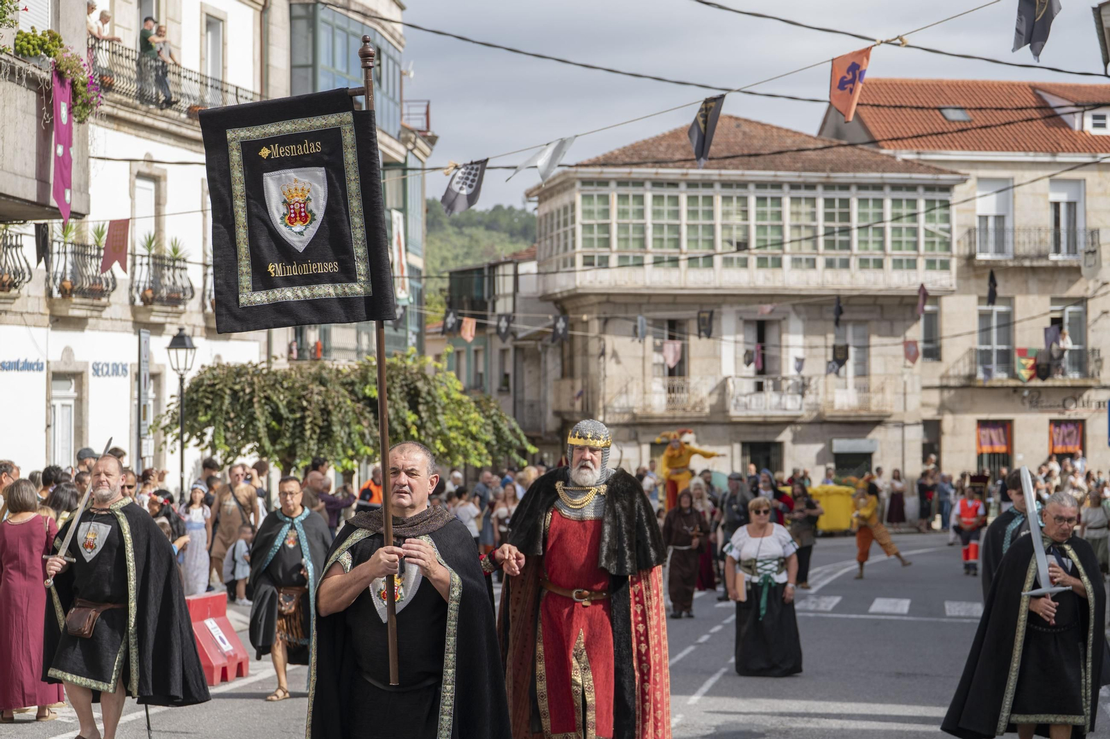 Galería | Reyes, clero, doncellas y caballeros desfilan por las calles de Ribadavia en la Festa da Istoria