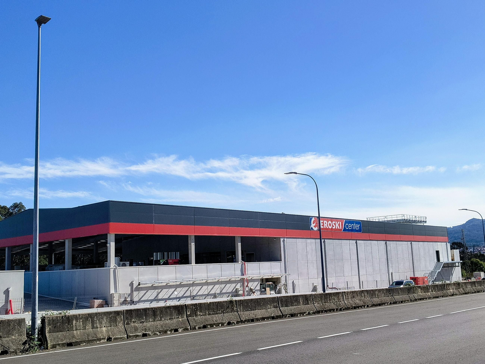 La nave B con Eroski-Vegalsa, una de las seis firmas que se instarán en el parque comercial.