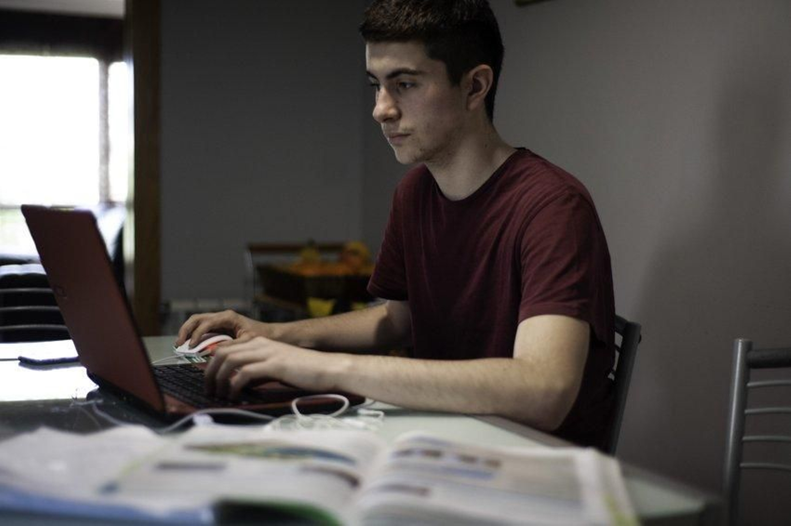 Reportaje alumnos de selectividad confinados, Fernando González. Foto: Martiño Pinal