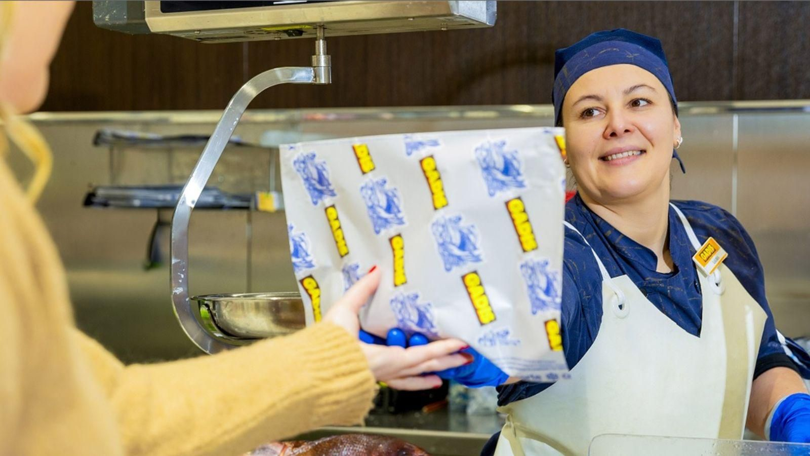 Trabajadora atendiendo a un cliente