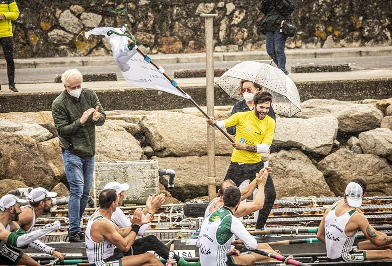 Meira celebra la bandera lograda ayer en A Pobra y es sólido líder de la Liga A.
