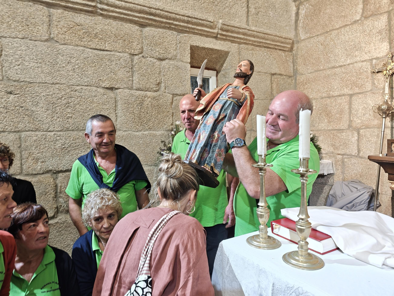 Galería | La fe movió a los devotos a una lluviosa romería de San Bartolomeu en Valadares