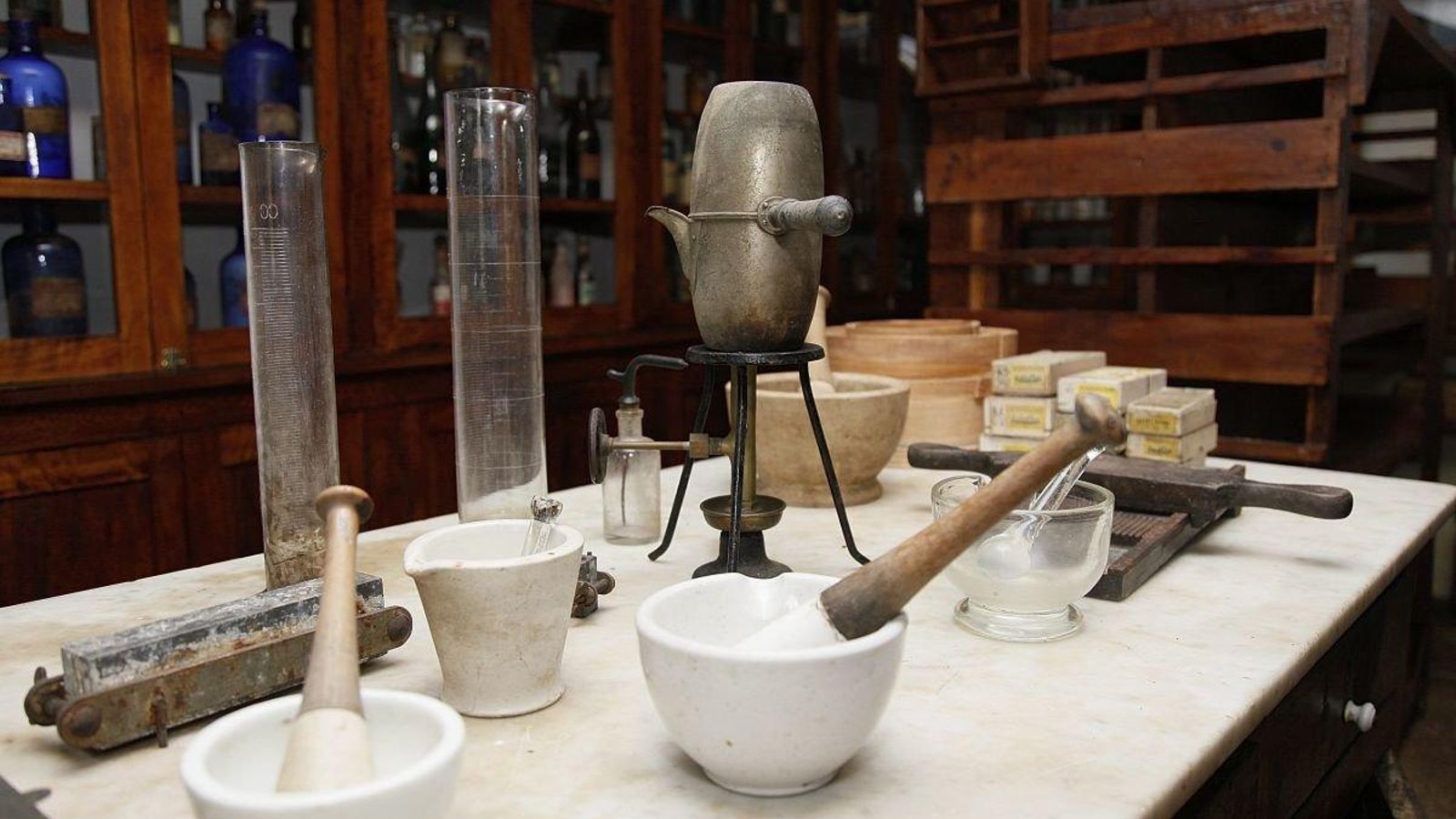 Diferentes obxectos nas estancias da Botica de Doade.