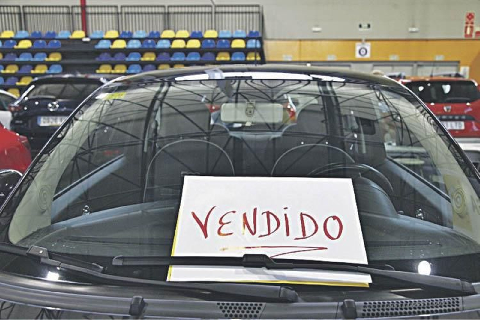 Una de las primeras ventas del Car Outlet, inaugurado ayer en Expourense. (MIGUEL ÁNGEL)