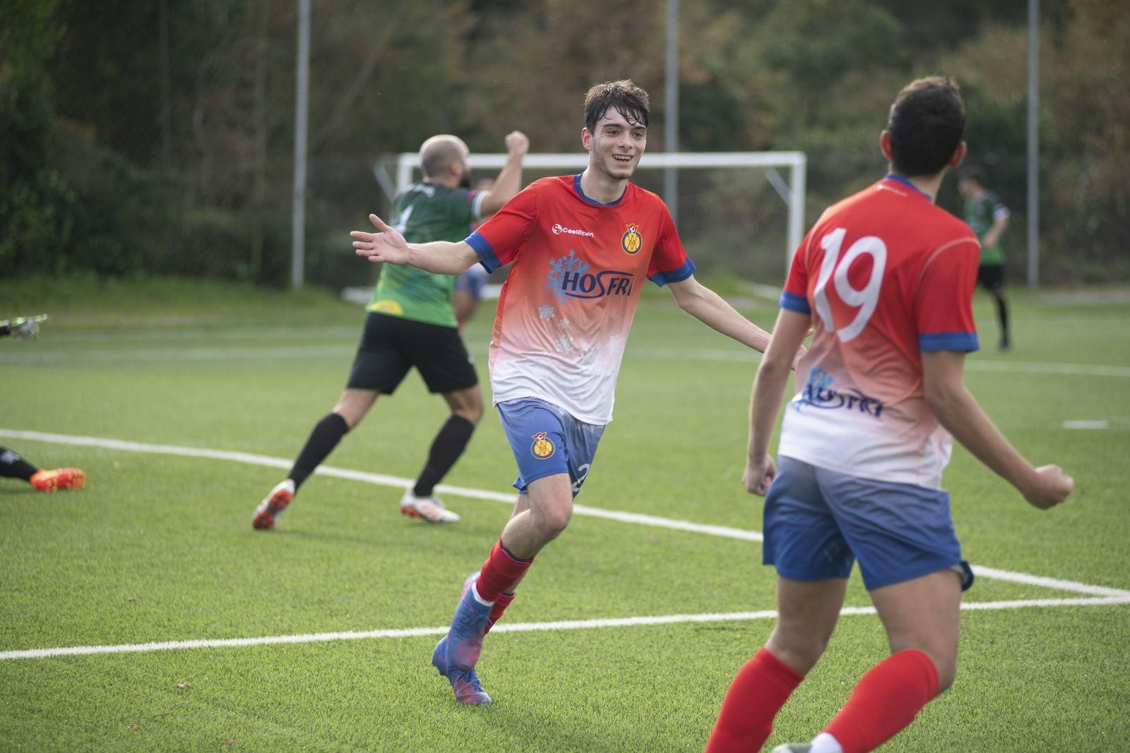 Hugo Quintairos celebra un gol que luego sería anulado por mano del delantero (Foto: Xesús Fariñas).