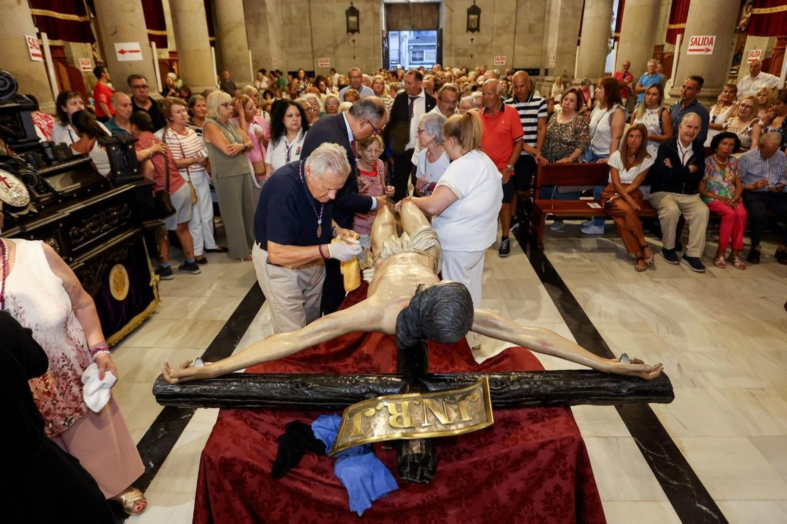 Galería | Vigo vive el pregón y el descendimiento del Cristo da Victoria