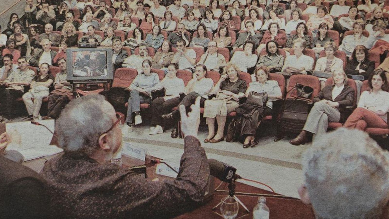 Fernando Savater se dirige al público en el Foro La Región.