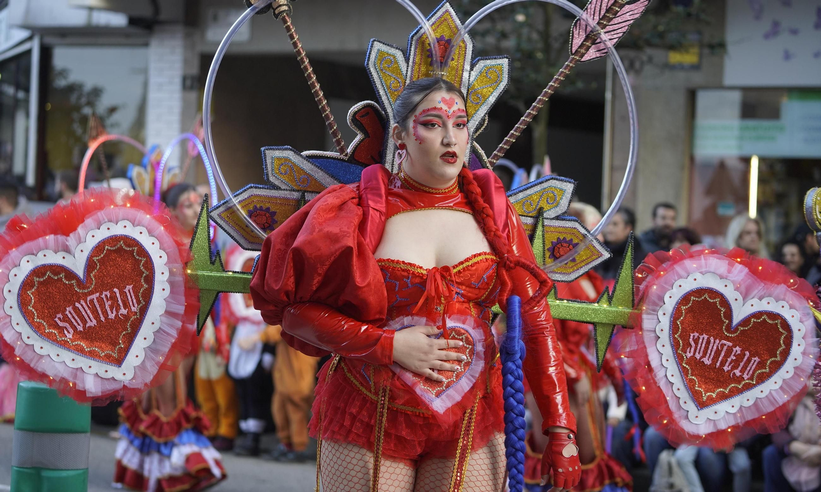 Galería | El desfile de comparsas del Entroido 2026 ilumina las calles de Vigo