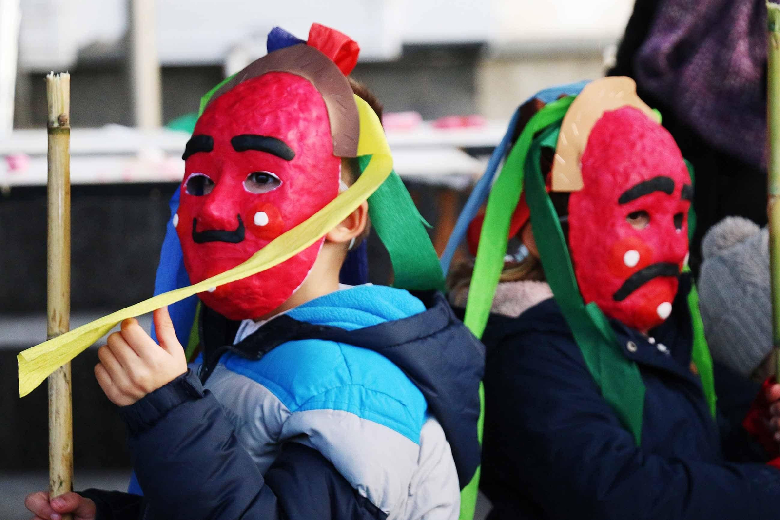 Os Merdeiros infantís tomaron onte as rúas do Casco Vello, anunciando o Entroido.