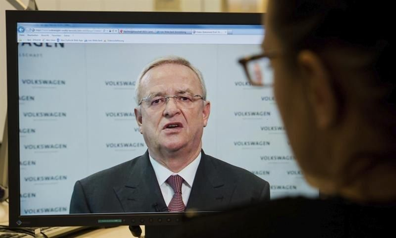 Una mujer observa en el ordenador al presidente del grupo automovilístico alemán Volkswagen, Martin Winterkorn. (FOTOS: JULIAN STRATENSCHULTE)