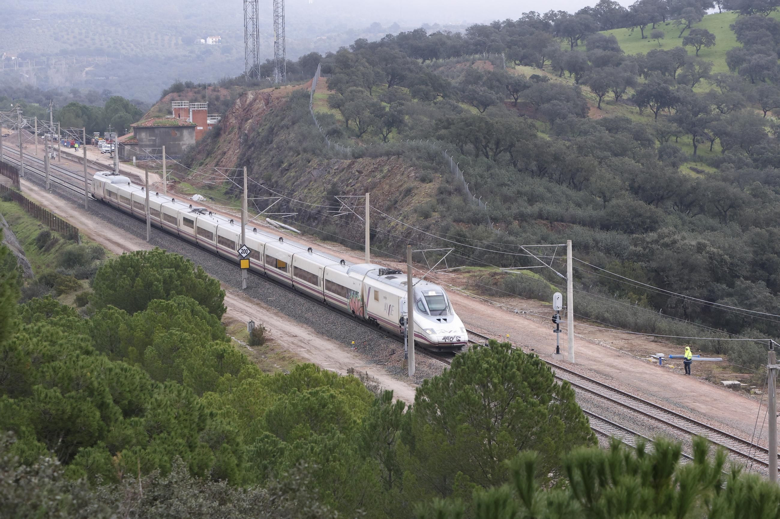 Imagen de un tren AVE a su paso por el tramo de vía, completamente restaurado.