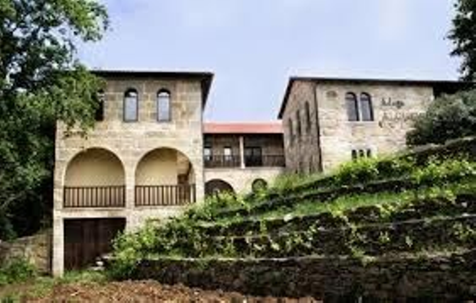 Adega Algueira, Doade. Bodega en la Ribeira Sacra, en donde la familia hará un alto en el camino antes de poner rumbo a Ourense desde donde regresan a Madrid en tren.