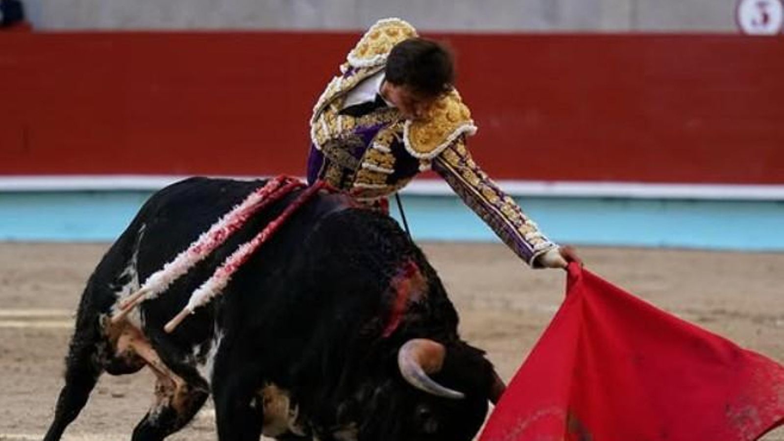 El torero Roca Rey con el primer toro de la tarde con el que cortó sus dos orejas.