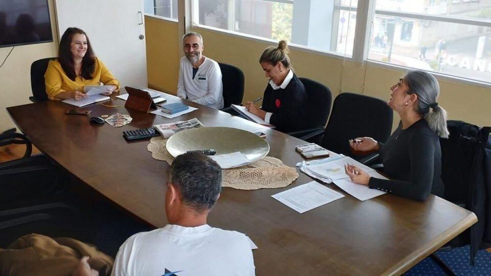 Portavoces del gobierno y de la oposición en una reunión previa.