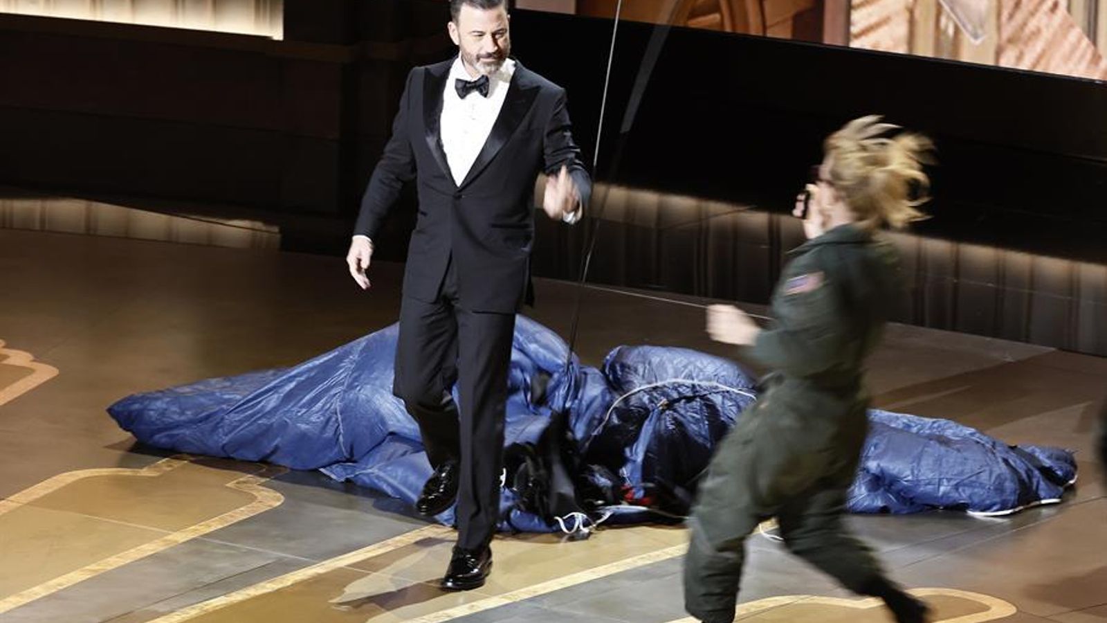 El presentador llegó en paracaídas.