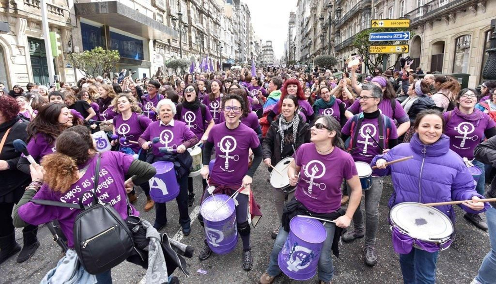 La marcha feminista recorre las calles de Vigo 37
