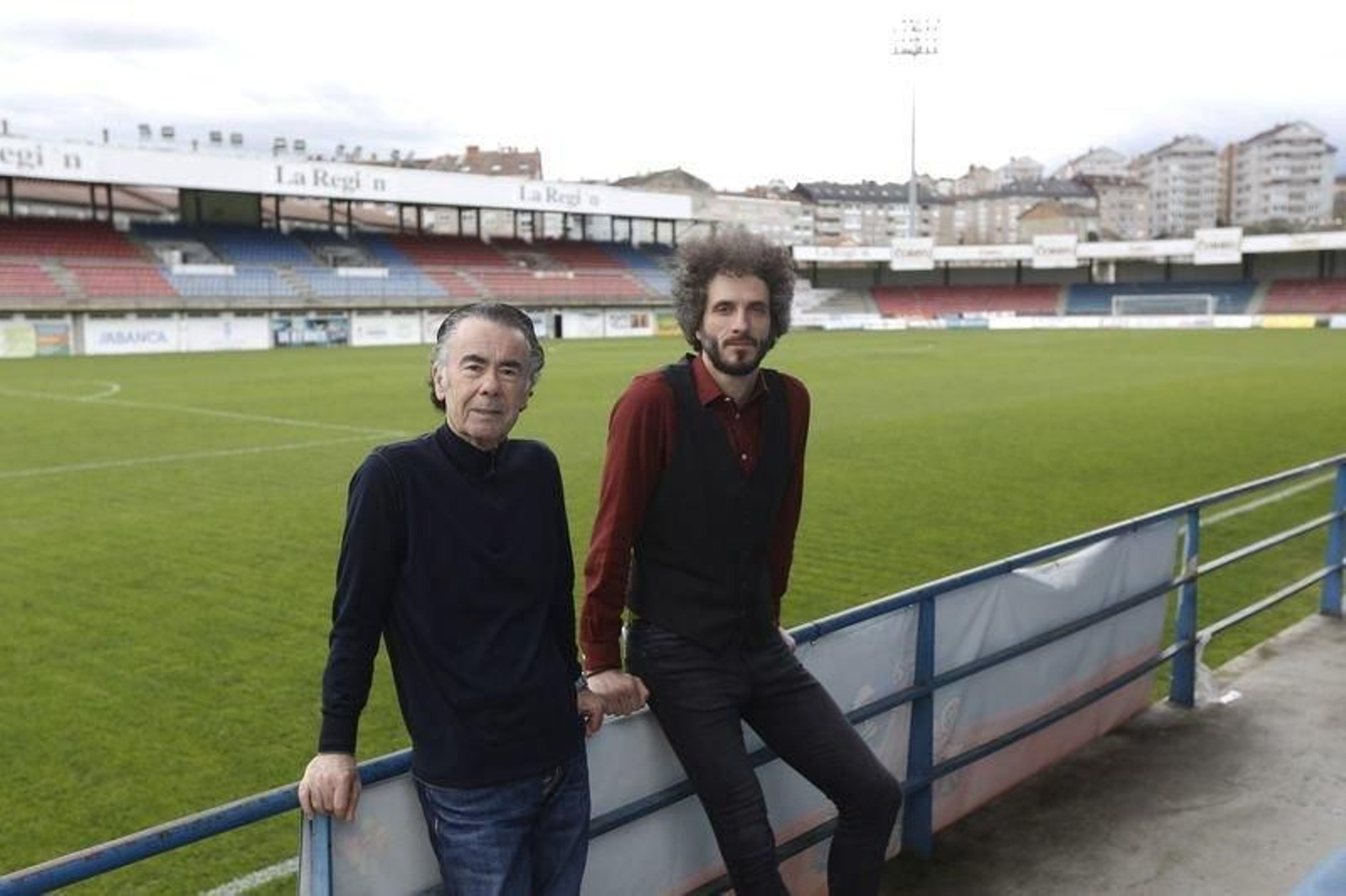 Manolo Rois (ex presidente de Club Deportivo Ourense) y Xurxo Bouzo (ex jugador de CD Ourense), en las gradas del campo de O Couto. (Foto: Xesús Fariñas)