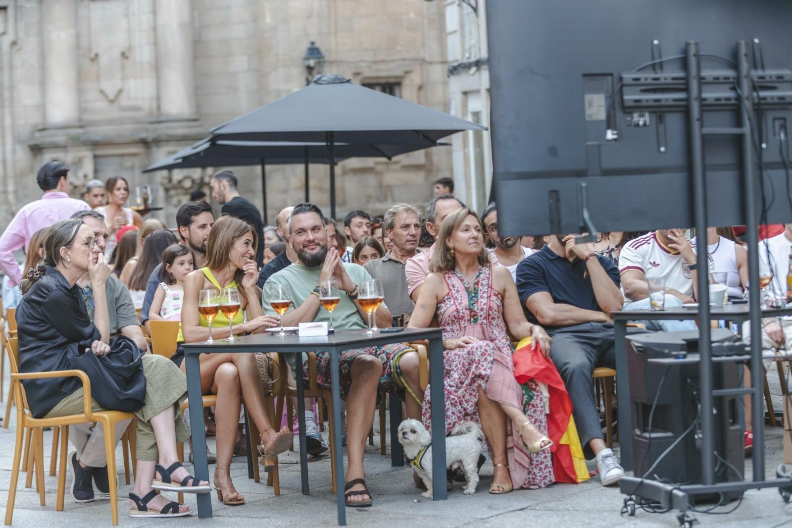 Galería | Camisetas, banderas y las calles de Ourense llenas de emoción por ver a España jugar los cuartos de final, en fotos