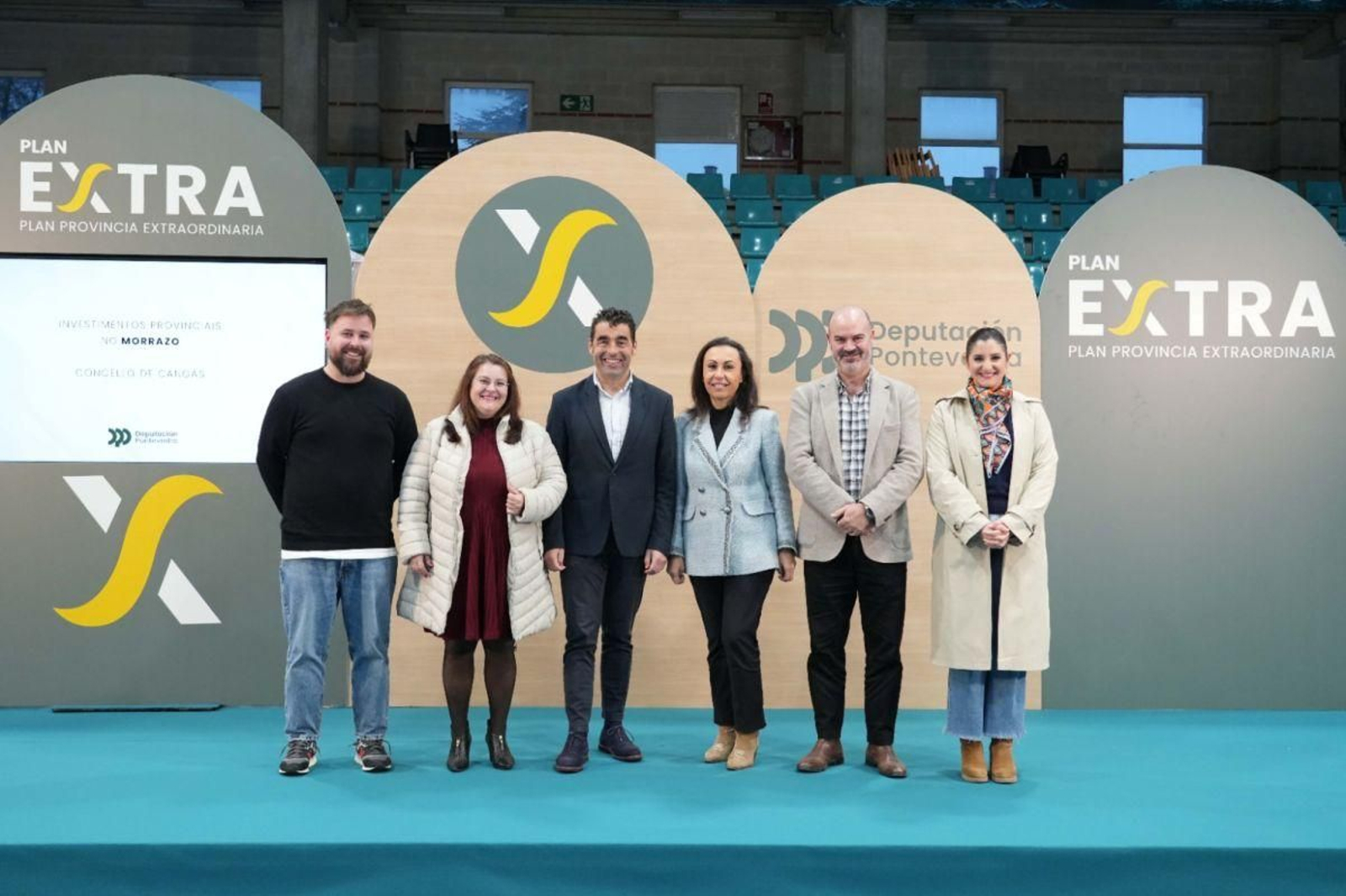 Alcaldes y alcaldesas de O Morrazo, ayer, con el presidente de la Diputación.