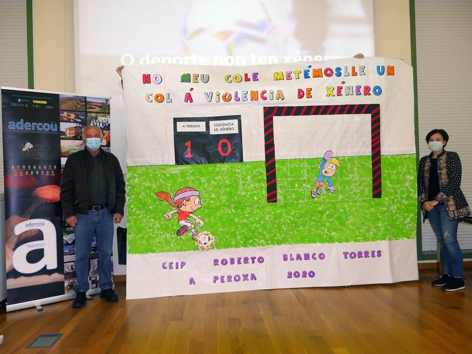 Manuel Seoane y Laura Pérez con el mural del colegio de A Peroxa.