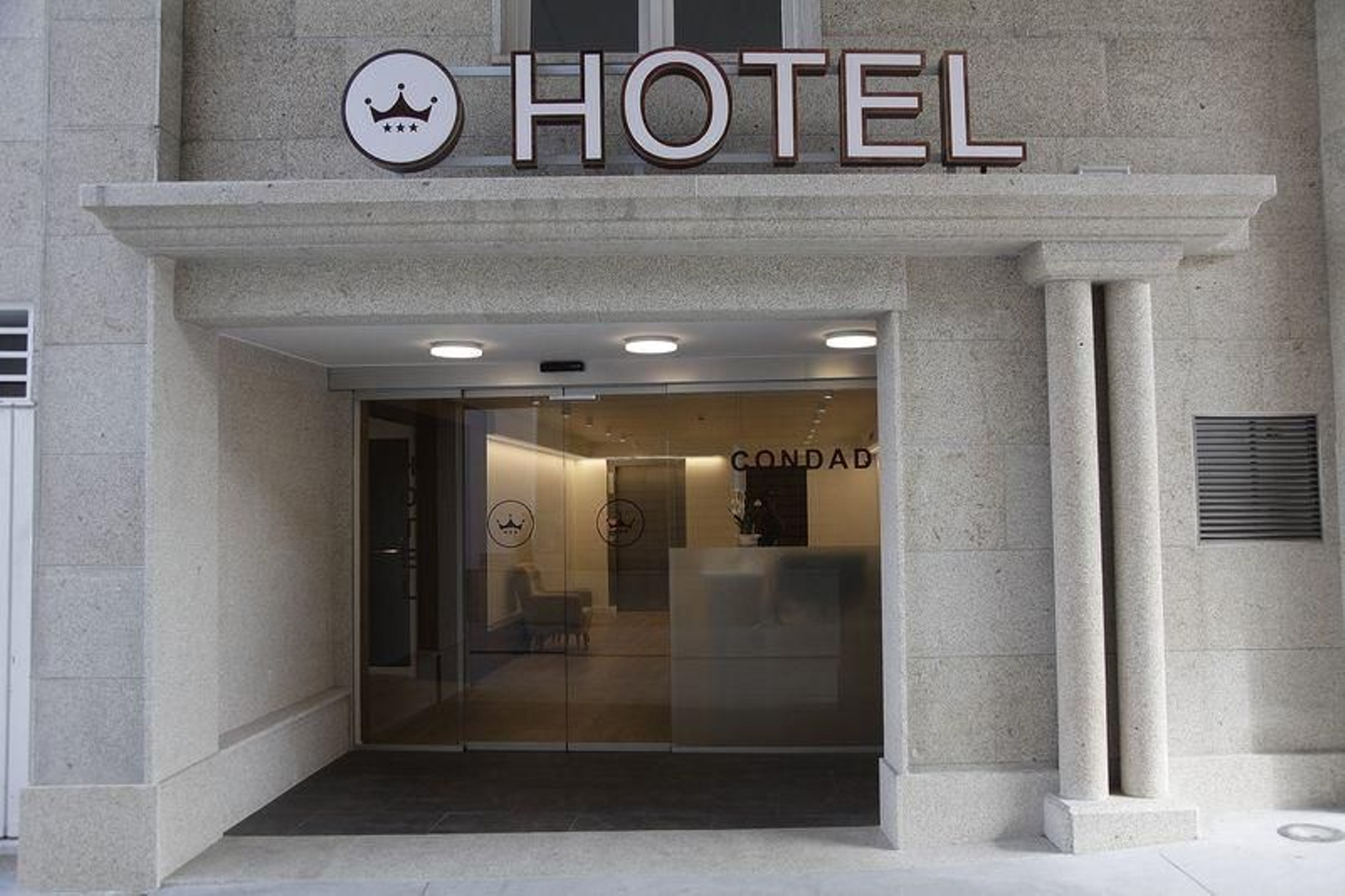 Entrada principal del hotel // FOTO: MIGUEL ÁNGEL