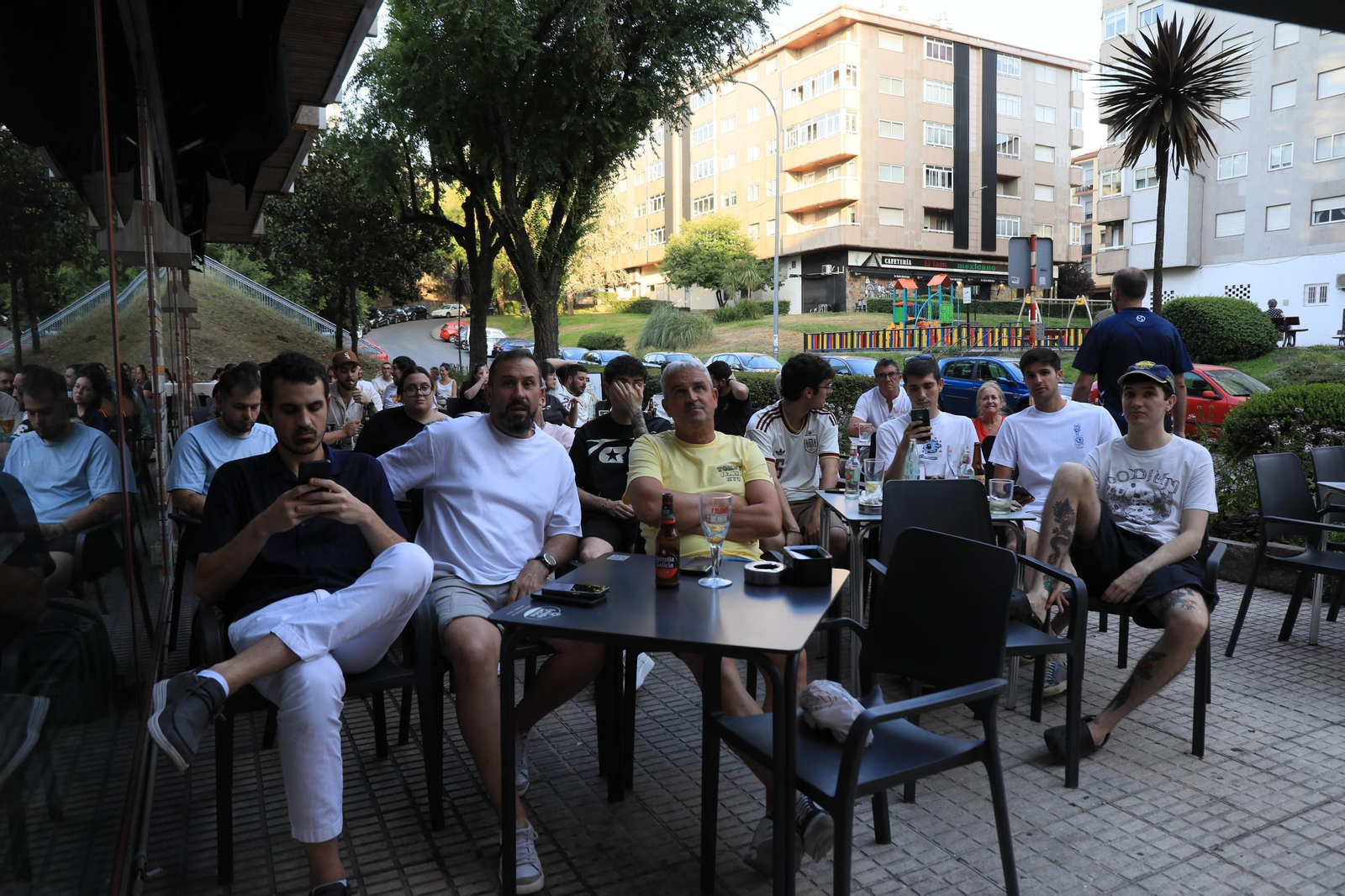 Galería | Ambiente y expectación en las terrazas de Ourense para disfrutar del partido de la selección española ante Portugal , en fotos