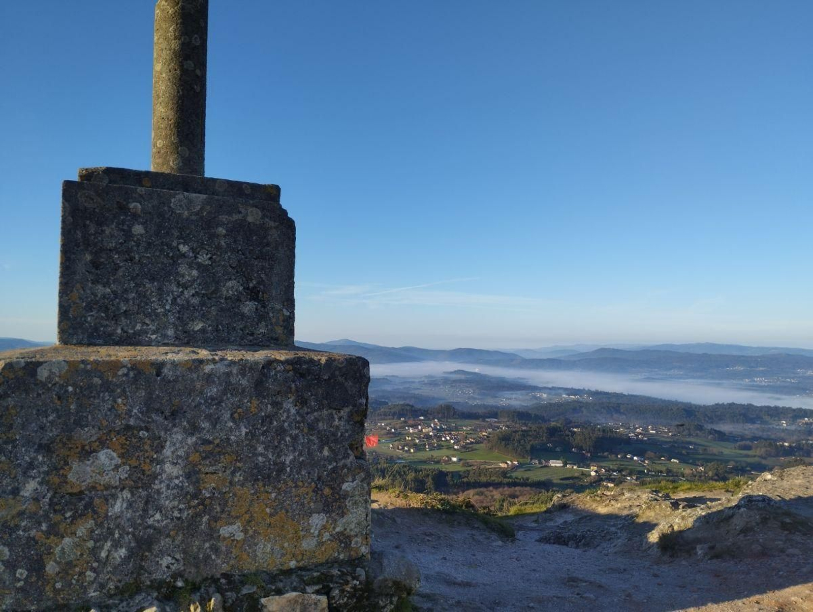 En lo alto del Pico Sacro hay un poste que señaliza el punto culminante.