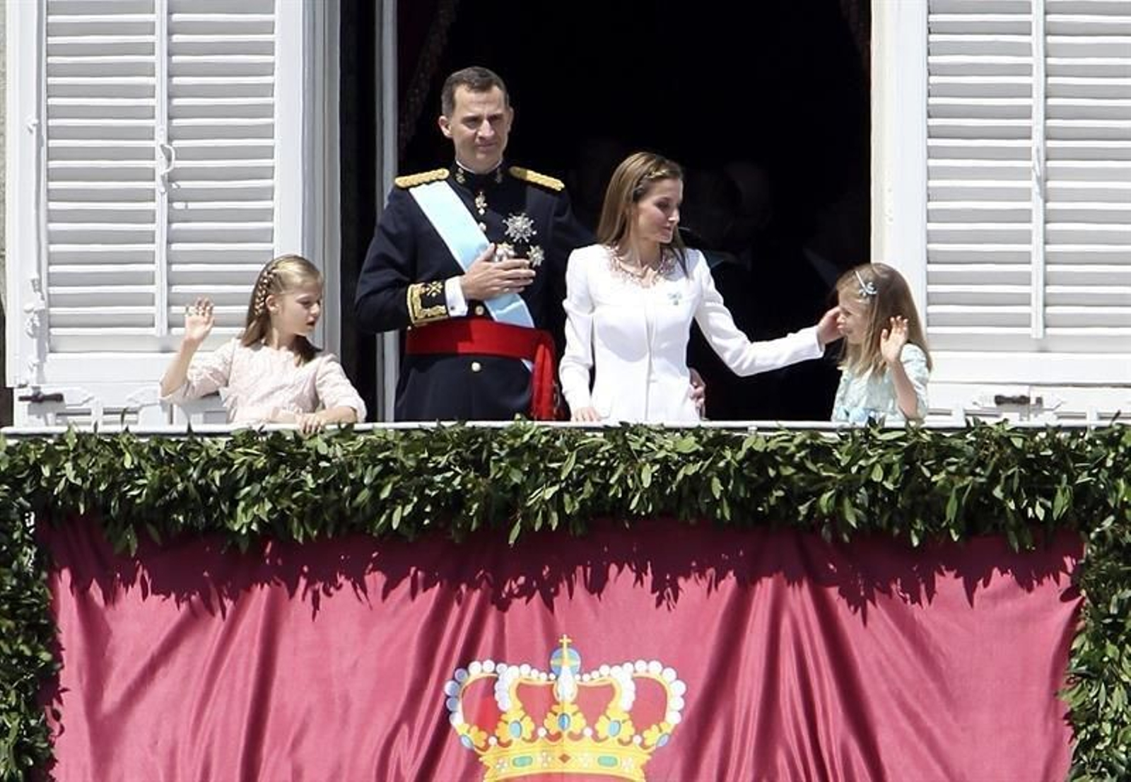 Los Reyes de España, Don Felipe VI y Doña Letizia, acompañados de sus hijas la princesa Leonor y la infanta Sofía, salen al balcón del Palacio Real