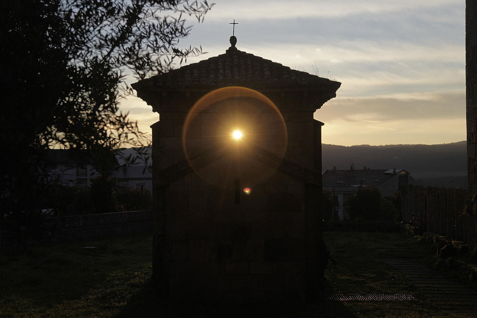 El equinoccio de otoño, a través de las ventanas de la capilla de San Miguel de Celanova. MIGUEL ÁNGEL