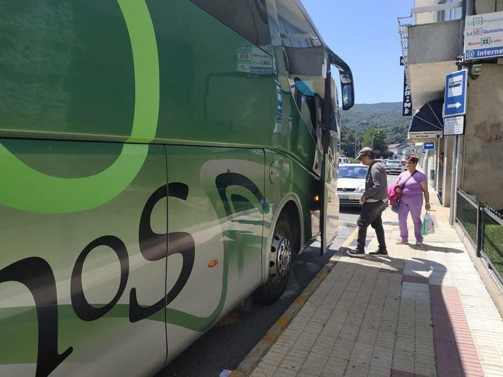 Usuarios de la línea de transporte Bande-Celanova- Ourense en la parada de la villa de San Rosendo. (L.F.)