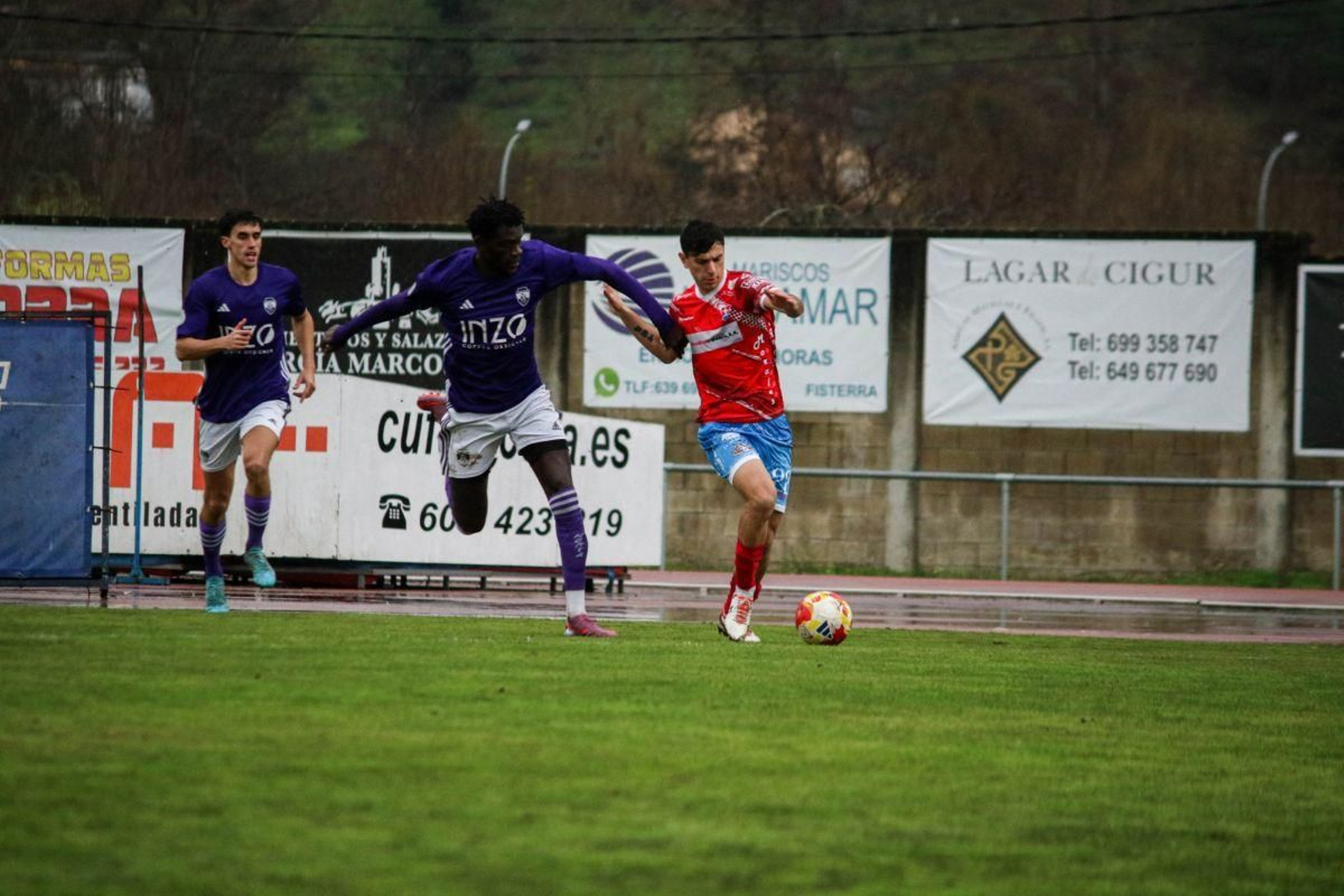 Brian Bailón, defensa del Barco, intenta deshacerse de un contrario.