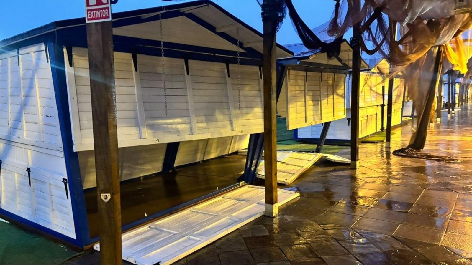 Casetas de la feria destrozadas por el fuerte viento en Sanxenxo.