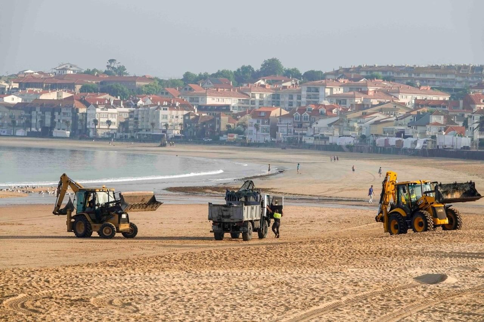 Galería | La resaca de San Xoán 2026 deja toneladas de residuos en Samil y Panxón