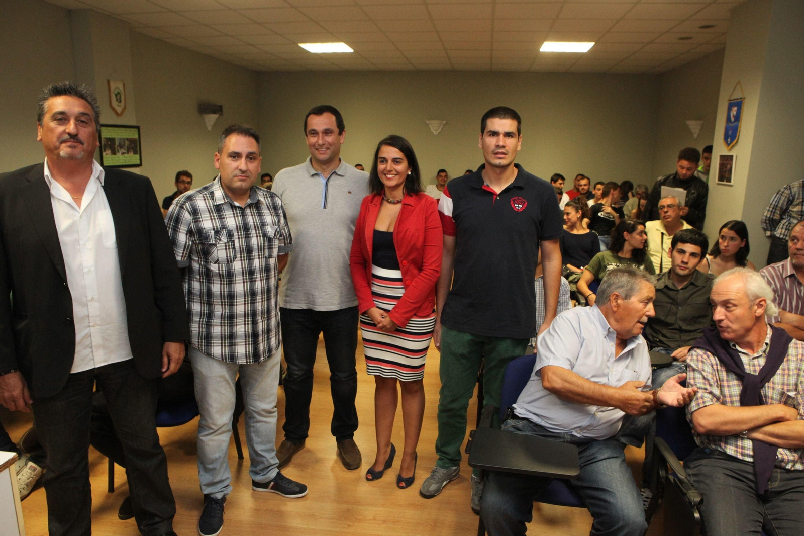 La nueva directiva del Comité Técnico de Árbitros de Fútbol de Ourense, acompañados por Raúl Rois, nuevo
delegado de la Federación Gallega de Fútbol y el homenajeado José Luis Cachaldora, exdelegado federativo.